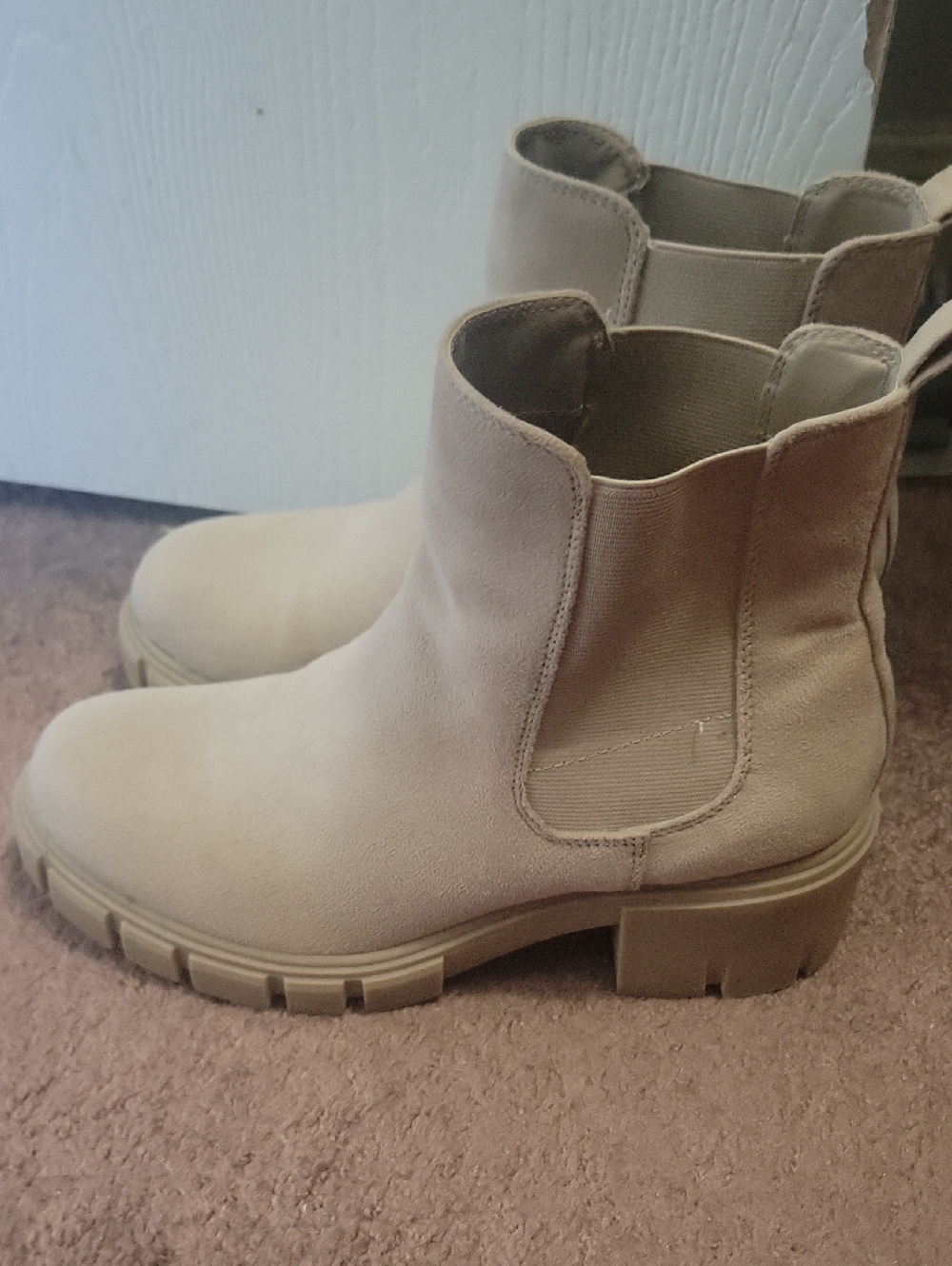 Women's Chelsea Ankle Boot in Light Taupe Suede-Look